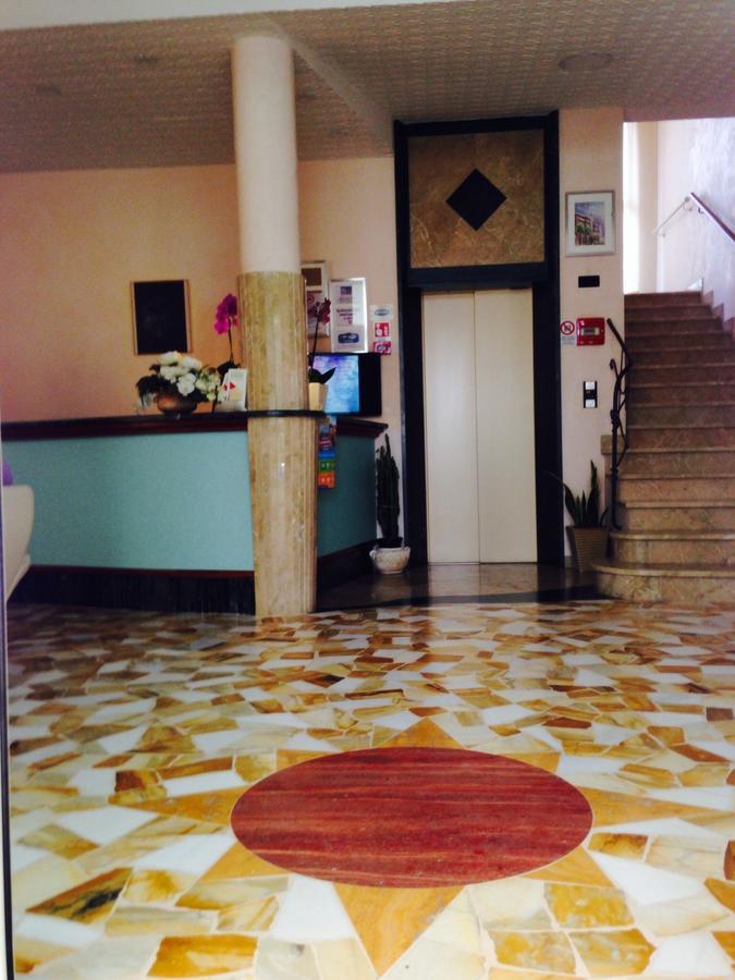 Hotel Lazzarini Bellaria-Igea Marina Exteriör bild