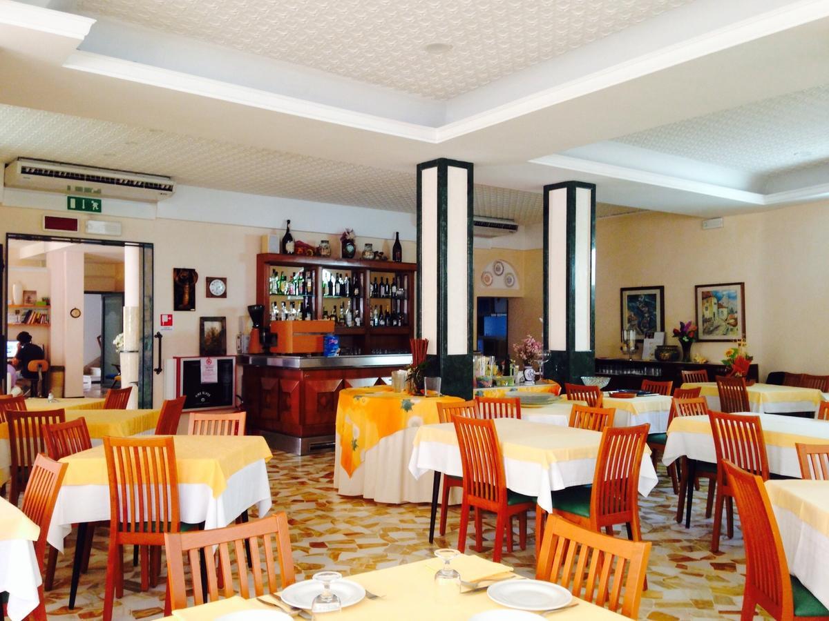 Hotel Lazzarini Bellaria-Igea Marina Exteriör bild