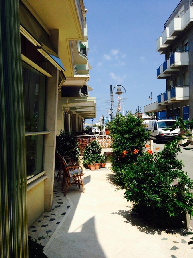 Hotel Lazzarini Bellaria-Igea Marina Exteriör bild