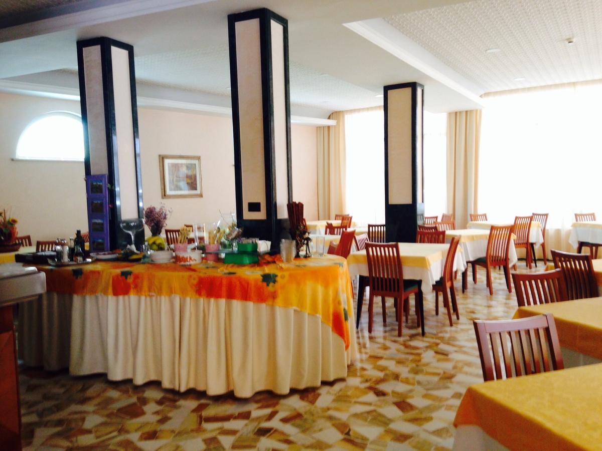 Hotel Lazzarini Bellaria-Igea Marina Exteriör bild