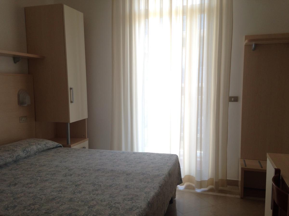 Hotel Lazzarini Bellaria-Igea Marina Exteriör bild