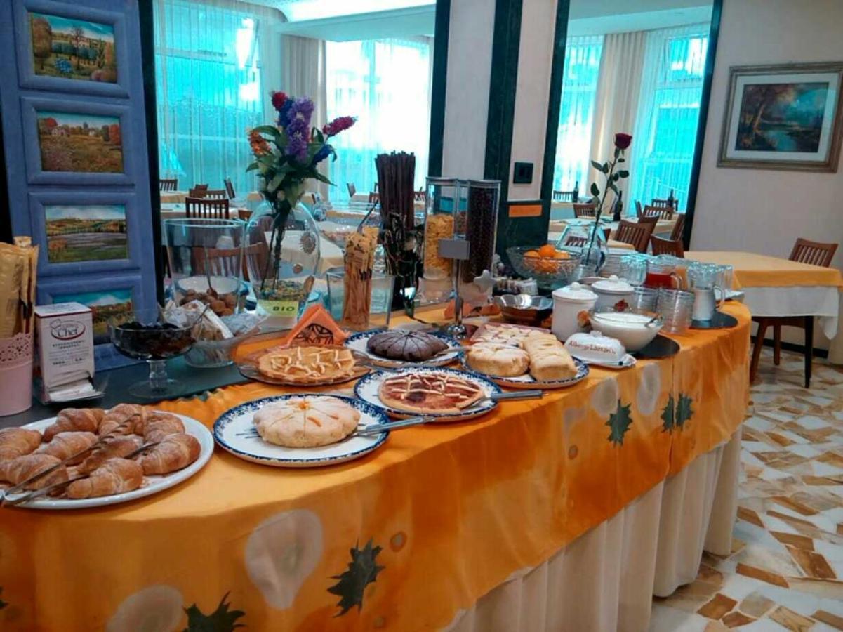 Hotel Lazzarini Bellaria-Igea Marina Rum bild
